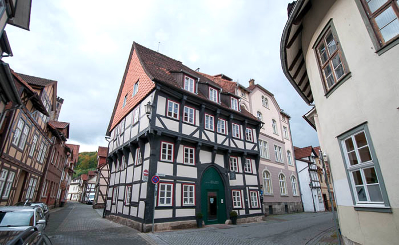 Seine Qualität als Baustoff hat Holz längstüber Jahrhunderte bewiesen: "Haus Heder" - erbaut 1398 - ältestes vollständig erhaltenes Haus der Stadt Hann. Münden. Quelle: B. Kunze 